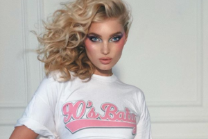 Ангел Victoria’s Secret разделась в гримерке до трусов: фото