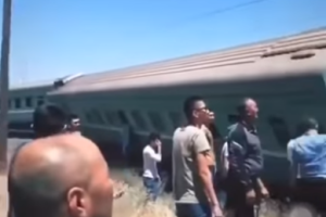 В Казахстане пассажирский поезд сошел с рельсов, один человек погиб