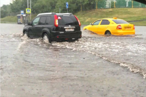 В Москве прошел "ливень века": кадры природной стихии
