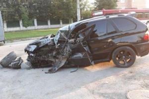 BMW влетел в припаркованный троллейбус в Ивано-Франковске: пострадал водитель