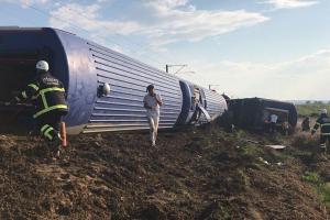 В Турции пассажирский поезд сошел с рельсов: много погибших