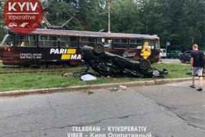 В Киеве произошло ДТП при участии легкового автомобиля и трамвая