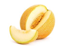 Дыня "свежая" с гнильцой: фото из супермаркета Киева возмутило пользователей сети