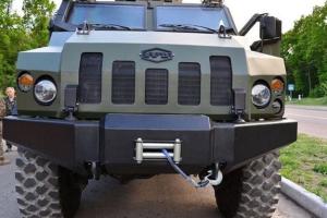 В Чугуеве под колесами броневика погиб украинский военный 