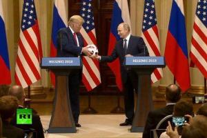 Трамп принял подарок от Путина и бросил его в свою жену: опубликовано видео