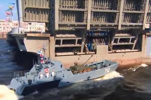 На глазах у Путина: на военно-морском параде катер врезался в опору моста 