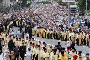 Крестный ход УПЦ КП в Киеве собрал больше людей, чем МП