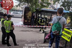 В Киеве на ходу загорелся троллейбус с пассажирами: фото