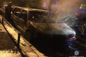 Ночью в Шевченковском районе Киева сгорели 2 автомобиля