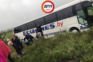 Под Киевом автобус с детьми слетел в кювет