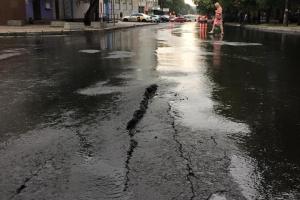 "В Украине идут аномальные дожди, которые разрушают асфальт", - журналист