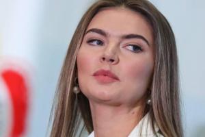 "Очень старомодная женщина, выглядит на 55": соцсети высмеяли Алину Кабаеву и ее губы 