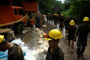 В Таиланде во время спасения застрявших в пещере подростков погиб водолаз
