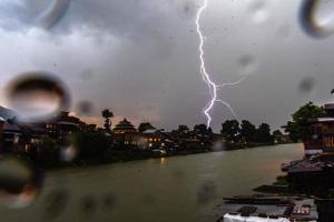 Вместо свадьбы - массовая драка: в Индии невеста бросила жениха, который испугался грозы