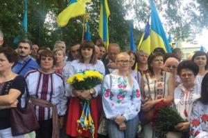 Порошенко в Польше почтил память украинцев, погибших в 1944 году