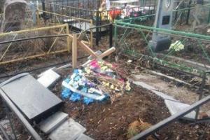 Жители оккупированного Донецка разгромили десятки могил террористов