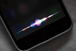 Голосовой помощник Siri прервал выступление британского министра: курьезное видео