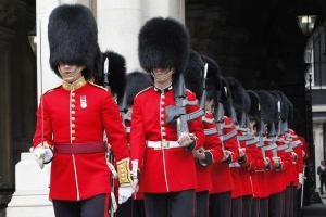 В Британии королевский гвардеец пнул мешающую ему туристку: видео