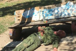 "Освобождал-освобождал и устал": спящий под скамейкой боевик "ДНР" стал посмешищем в соцсетях 