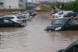 На Крым обрушились ливни, град и смерчи: города полуострова уходят под воду
