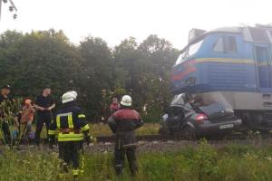 Пытался "проскочить": легковушка попала под поезд «Киев—Бердянск», есть жертвы
