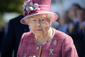 Елизавета II отказалась от операции, а британское правительство отрепетировало ее похороны