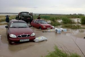 Непогода в Украине: в Бердянске пришлось откапывать машины и спасать людей