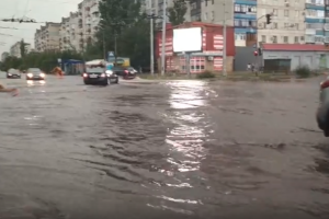 На улицах - реки, в подъездах - водопады: Северодонецк затопило после ливня