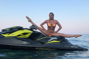 "Фигура позволяет": Волочкова завалила сеть бесстыжими снимками