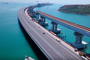 "Потоки туристов" на Крымском мосту сняли на видео с воздуха