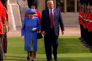Трамп оконфузился перед королевой Елизаветой II: видео