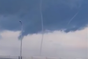 Около Крымского моста заметили несколько смерчей: видео