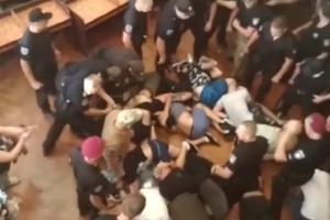 В горсовете Конотопа произошел массовый мордобой: полиция задержала 50 человек
