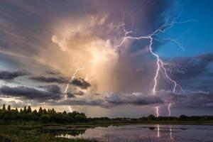 Погода на выходные: Часть Украины зальет дождями, в остальных регионах - до +35