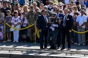Солдат почетного караула упал в обморок во время речи Порошенко