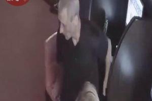 В сети появилось видео разбойного нападения мужчины на работниц Национальной лотереи в Киеве