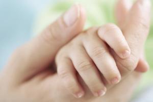В Изюме мать случайно убила 2-летнюю дочь и пошла топиться