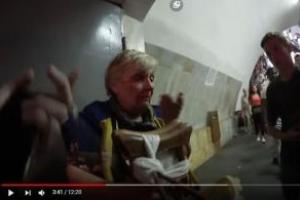 В Киеве обезумевшая пенсионерка начала грызть котенка: видео (18+) 