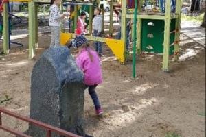 В российской Самаре на детской площадке обнаружили могильную плиту