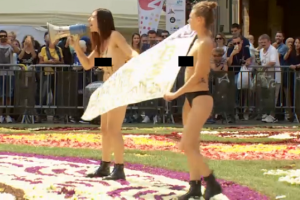 В Брюсселе активистки "Femen" устроили новую "голую" акцию