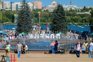 В Донецке отметили день города бесплатными шаржами для пенсионеров и концертом российских "звезд"