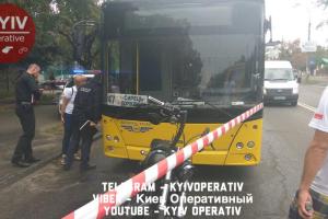 В Киеве конфликт на дороге между маршрутным автобусом и мотоциклистом перерос в стрельбу