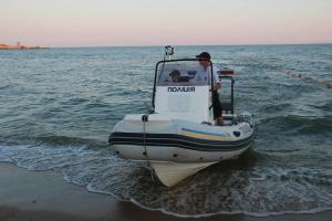 В Мариуполе водный патруль полиции вытащил из моря пьяного утопающего