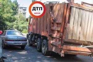 В Киеве бойцу АТО оторвало руку мусоровозом