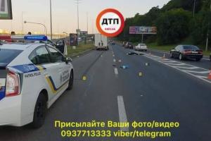 "Кровь по всему асфальту": Смертельное ДТП в Киеве парализовало движение (18+)