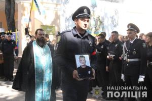 В Харькове попрощались с полицейским, которого застрелил преступник около мэрии