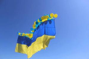 В небо над Авдеевкой поднялся огромный флаг Украины: фото