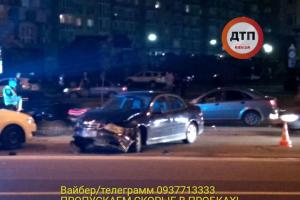 "Девушке бинтовали голову, мужчина лежал на тротуаре": в Киеве произошло вечернее ДТП