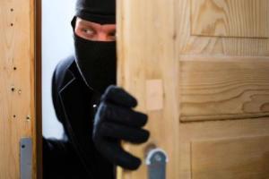 Залез в квартиру и украл ноутбук: на Киевщине задержали грабителя