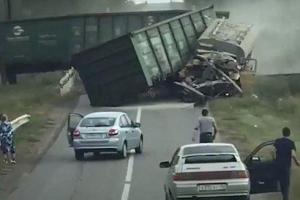 В Татарстане цементовоз протаранил товарный поезд